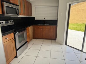 11111 SW 10th St in Pembroke Pines, FL - Building Photo - Building Photo