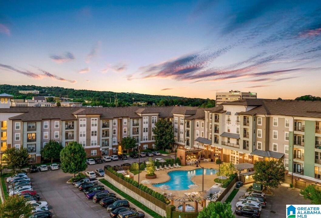 1840 Oxmoor Rd in Homewood, AL - Building Photo