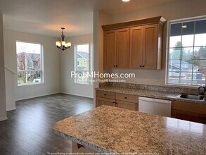 162 NE American Dr in McMinnville, OR - Foto de edificio - Building Photo