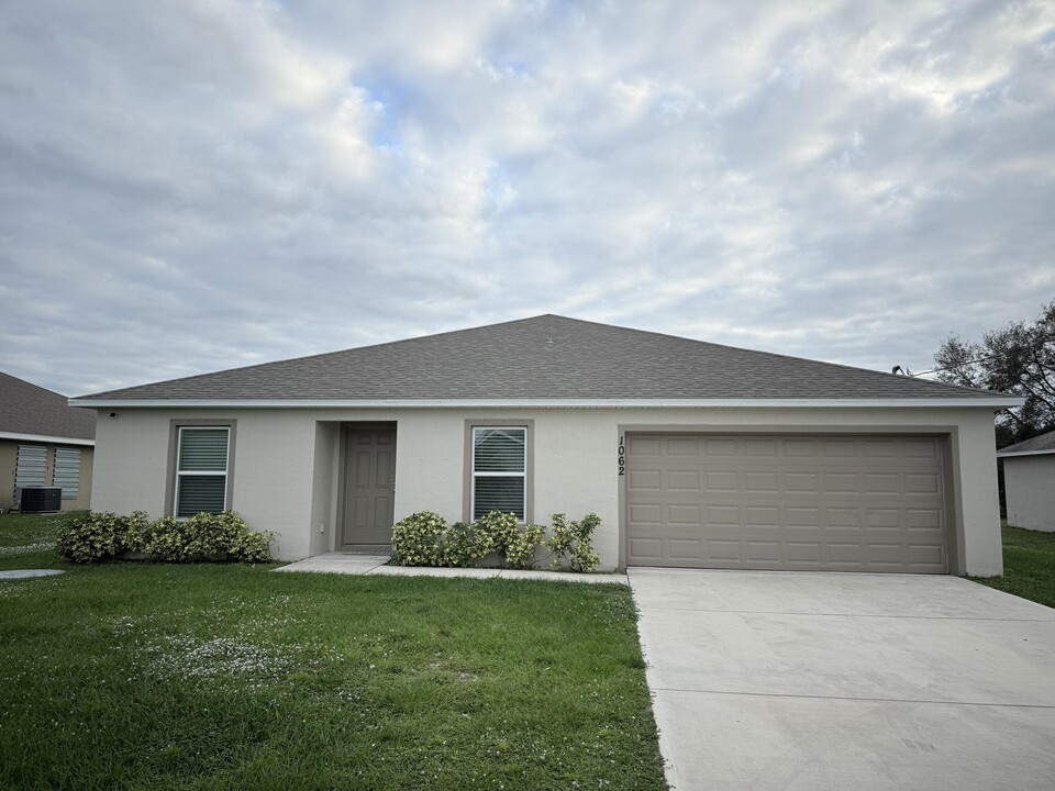 1062 SW Sudder Ave in Port St. Lucie, FL - Foto de edificio