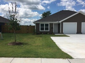 2706 N Teresa Dr, Unit B in Siloam Springs, AR - Building Photo