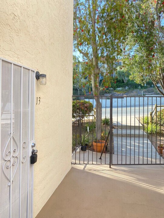 5725 Linda Vista Rd in San Diego, CA - Building Photo