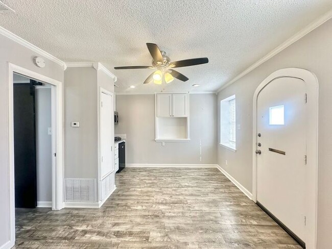 property at 117 W Phillips St