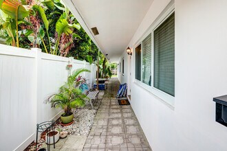8 NE 16th Pl in Fort Lauderdale, FL - Foto de edificio - Building Photo
