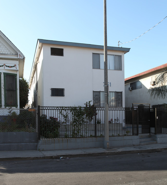 751 N Hill Pl in Los Angeles, CA - Foto de edificio - Building Photo