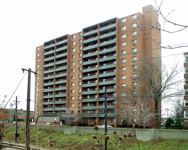 Jaelot Apartments in Cleveland, OH - Foto de edificio - Building Photo