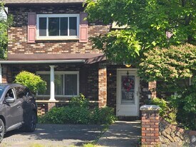 3206 Guilderland Ave in Rotterdam, NY - Building Photo