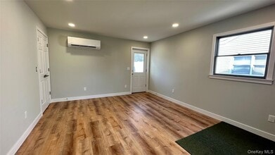 27 Southridge Dr in Glen Cove, NY - Building Photo - Building Photo