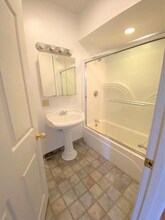 183 Columbia St, Unit 203 in Cambridge, MA - Foto de edificio - Building Photo