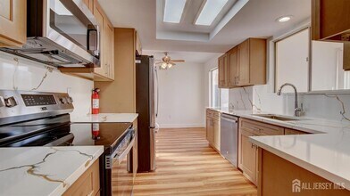 368 Metuchen Dr in Monroe Township, NJ - Foto de edificio - Building Photo