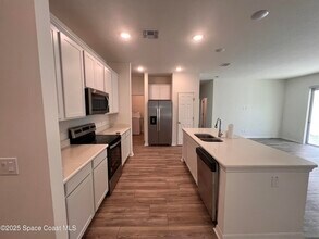 1031 Grapefruit Rd SE in Palm Bay, FL - Building Photo - Building Photo