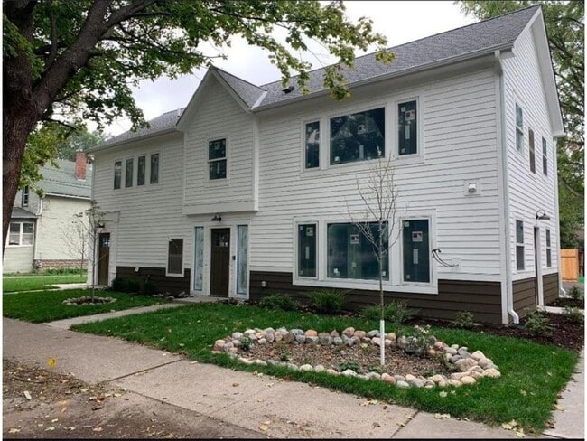 property at 2106 SE Fairmount St
