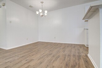 8000 West Gate Blvd in Austin, TX - Building Photo - Building Photo