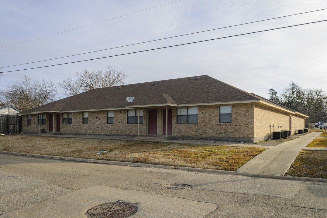 1504 W Neal St in Commerce, TX - Building Photo