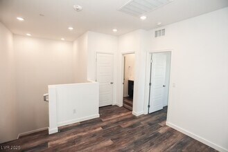600 Carriage Hill Dr in Las Vegas, NV - Building Photo - Building Photo