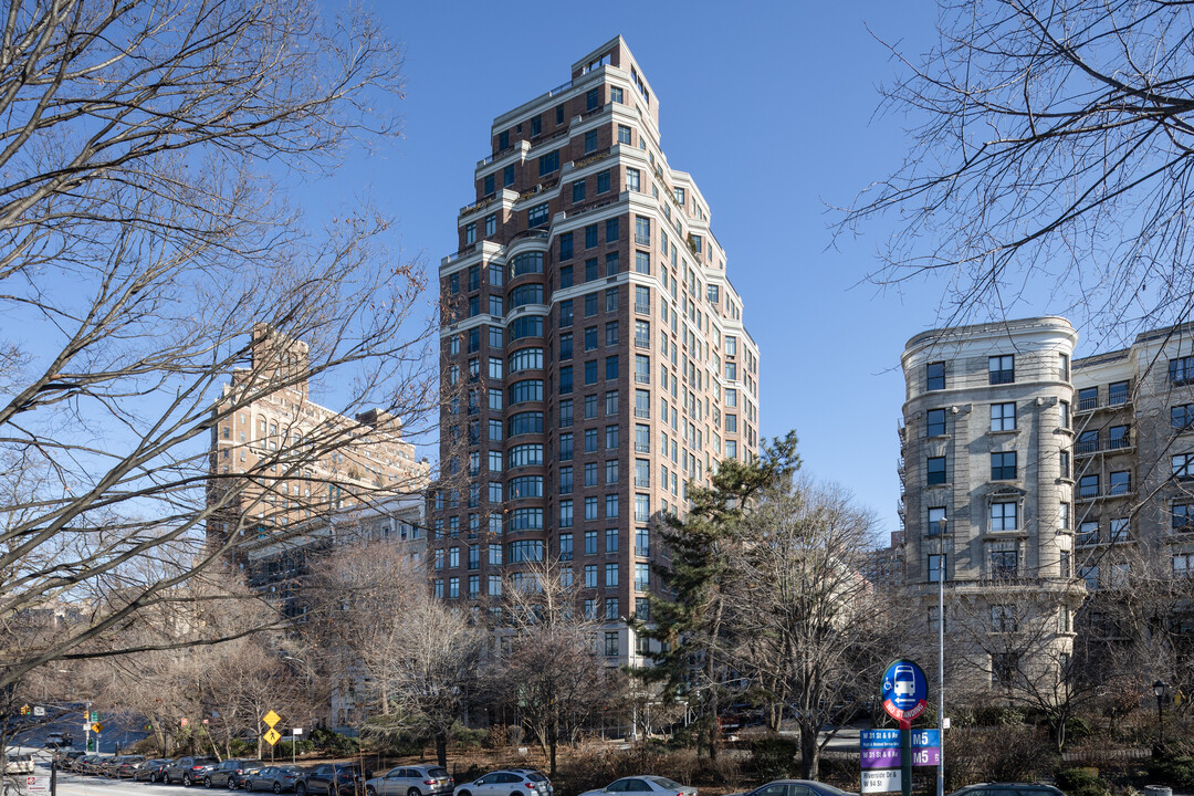 222 Riverside Dr in New York, NY - Foto de edificio