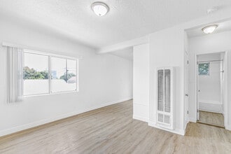 1618 E Vernon Ave in Los Angeles, CA - Foto de edificio - Building Photo