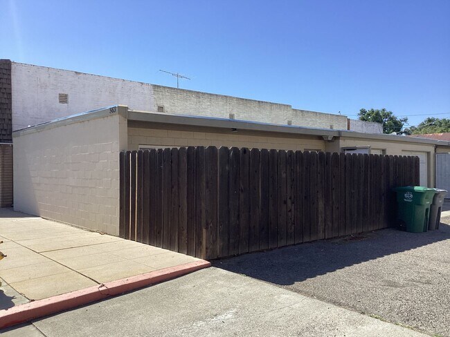 563 4th Ave in Gustine, CA - Building Photo - Building Photo