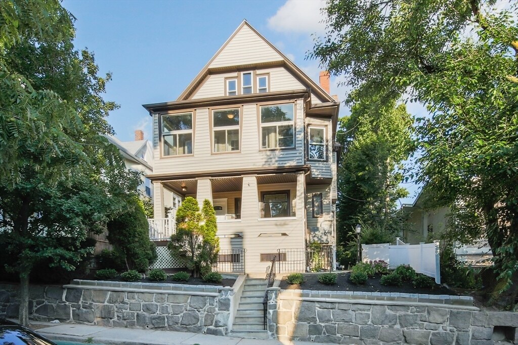 33 Central St in Somerville, MA - Building Photo