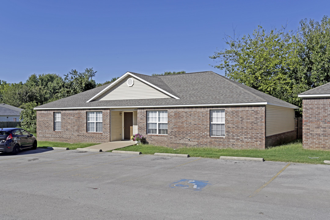 2301-2327 W Deane St in Fayetteville, AR - Building Photo