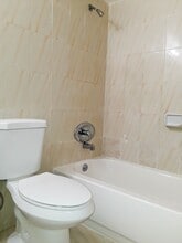 4841 NW 7th St, Unit 109-4 in Miami, FL - Foto de edificio - Building Photo