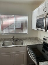 5462 Adobe Falls Rd in San Diego, CA - Building Photo - Building Photo
