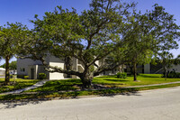 Pinewood Village Condominiums in Melbourne, FL - Building Photo - Building Photo