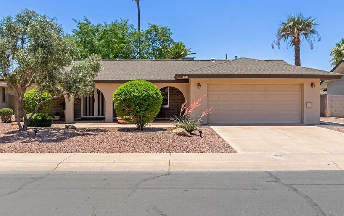 1953 E Laguna Dr in Tempe, AZ - Building Photo