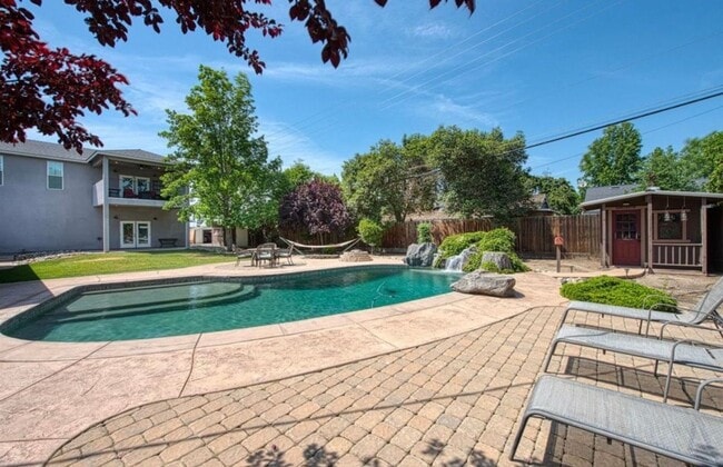 2148 E College Ave in Visalia, CA - Building Photo - Building Photo