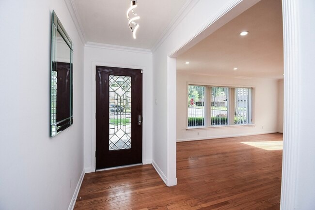 5666 Overbrook Ln in Houston, TX - Foto de edificio - Building Photo