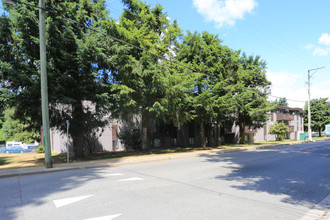 Pinetree Apartments in Abbotsford, BC - Building Photo - Building Photo