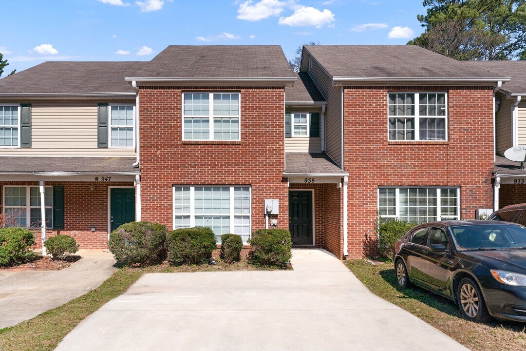 935 Hickory Bend Rd in Atlanta, GA - Building Photo