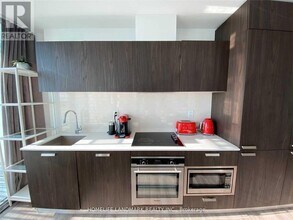 50 Charles St E in Toronto, ON - Building Photo - Building Photo