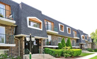 3222 Sanders Rd, Unit 1F in Northbrook, IL - Building Photo