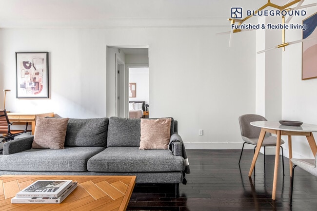 15 W 55th St in New York, NY - Building Photo - Building Photo