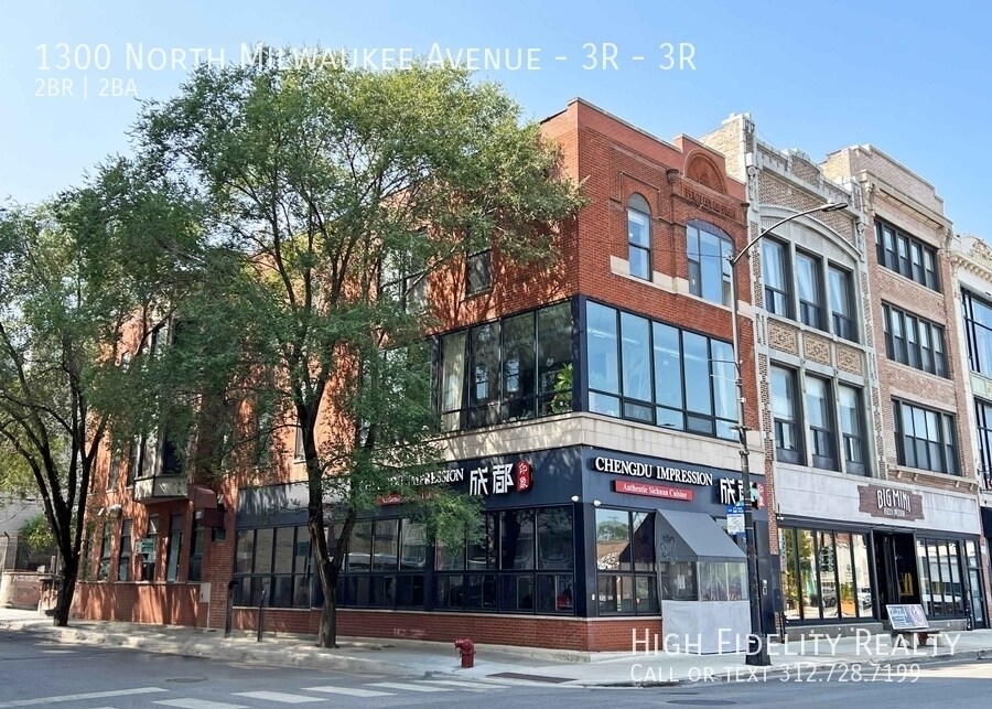 1300 N Milwaukee Ave in Chicago, IL - Foto de edificio