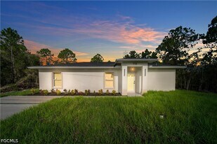 4604 Queen Ave N in Lehigh Acres, FL - Building Photo