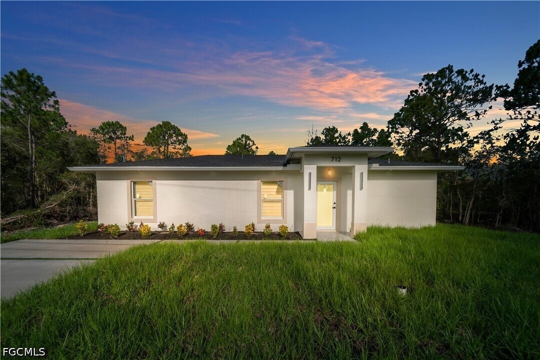 4604 Queen Ave N in Lehigh Acres, FL - Building Photo