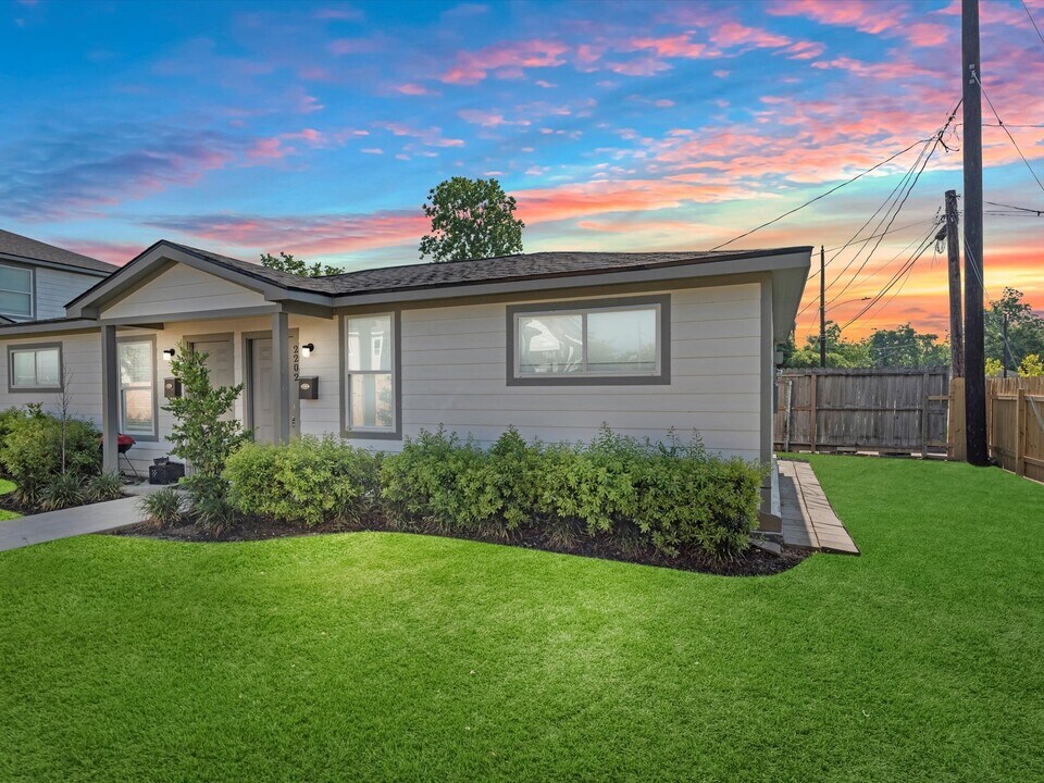 2202 Solo St in Houston, TX - Building Photo