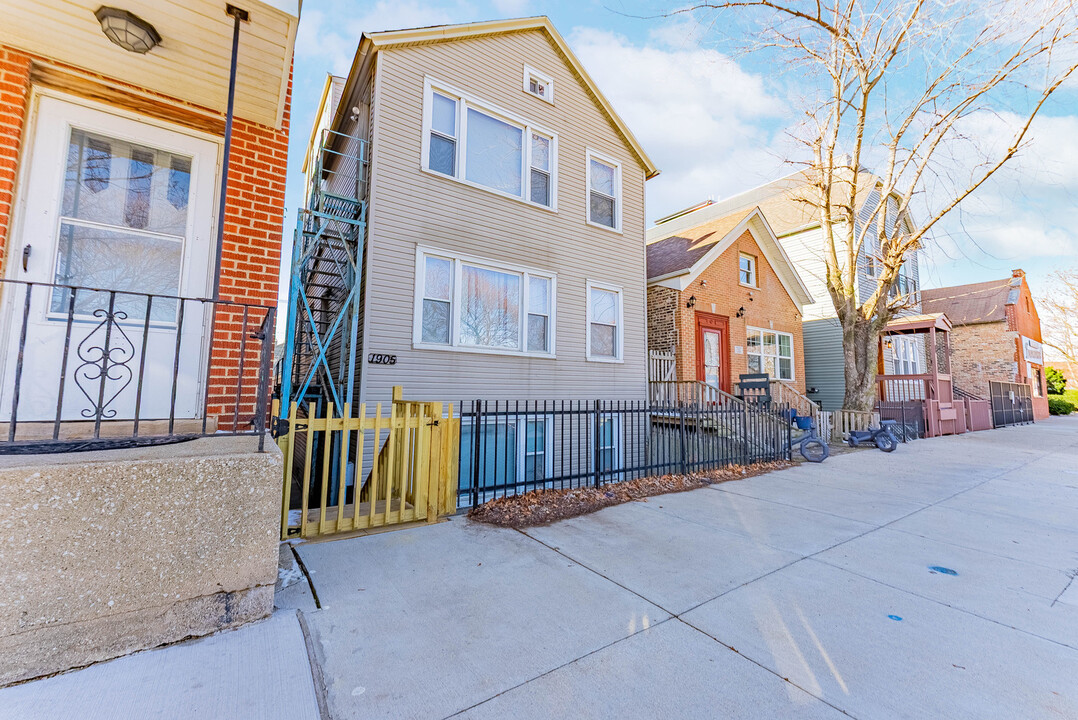1905 W 19th St in Chicago, IL - Building Photo