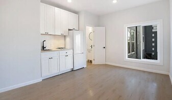 8th St in Los Angeles, CA - Building Photo