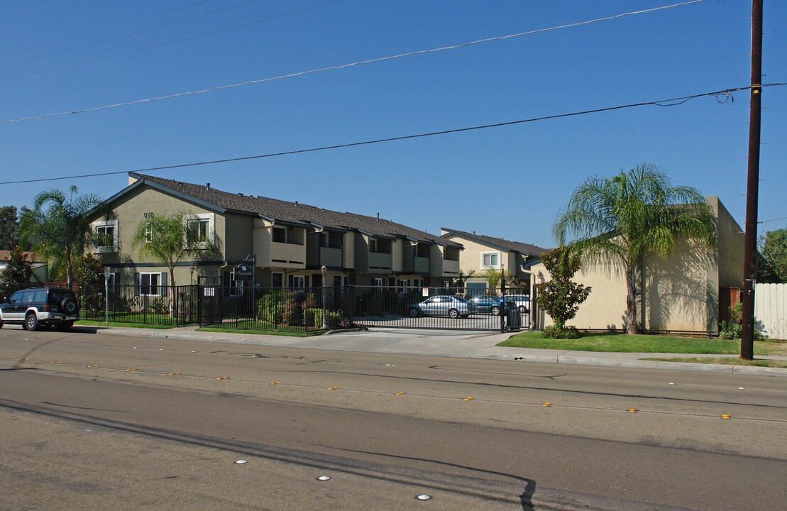 910 S Magnolia Ave in El Cajon, CA - Building Photo