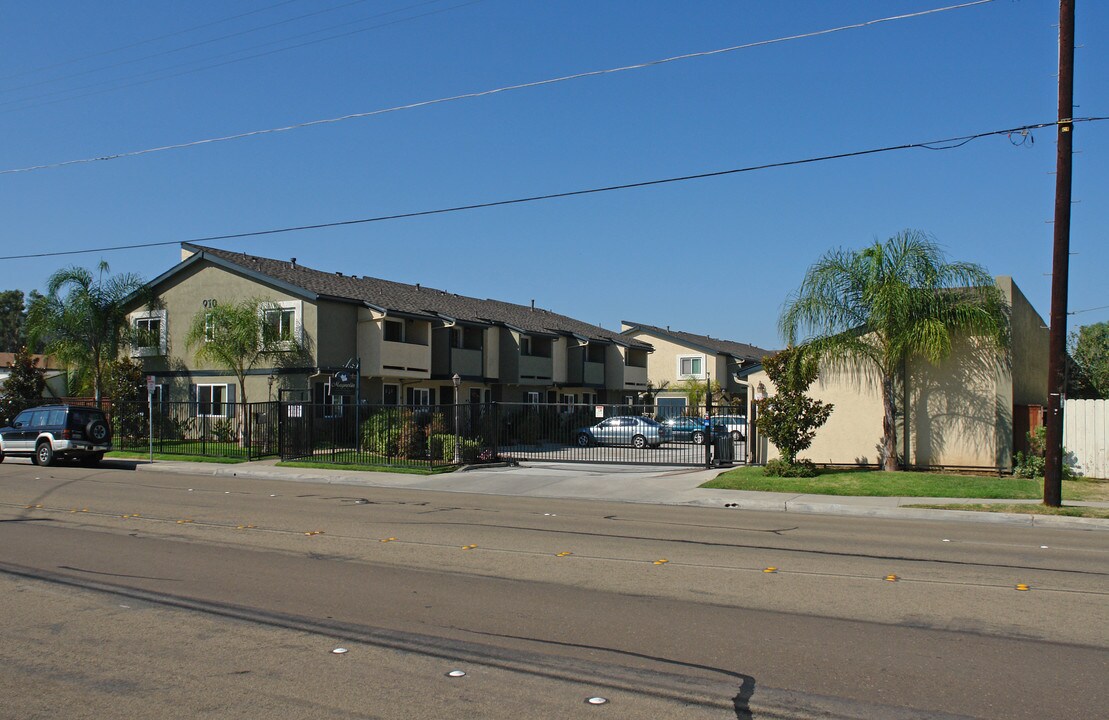 910 S Magnolia Ave in El Cajon, CA - Foto de edificio