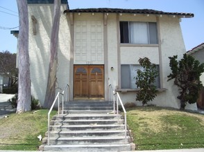 1711 Huntington Ln in Redondo Beach, CA - Building Photo - Building Photo