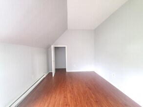 65 W 24th St in Bayonne, NJ - Foto de edificio - Building Photo