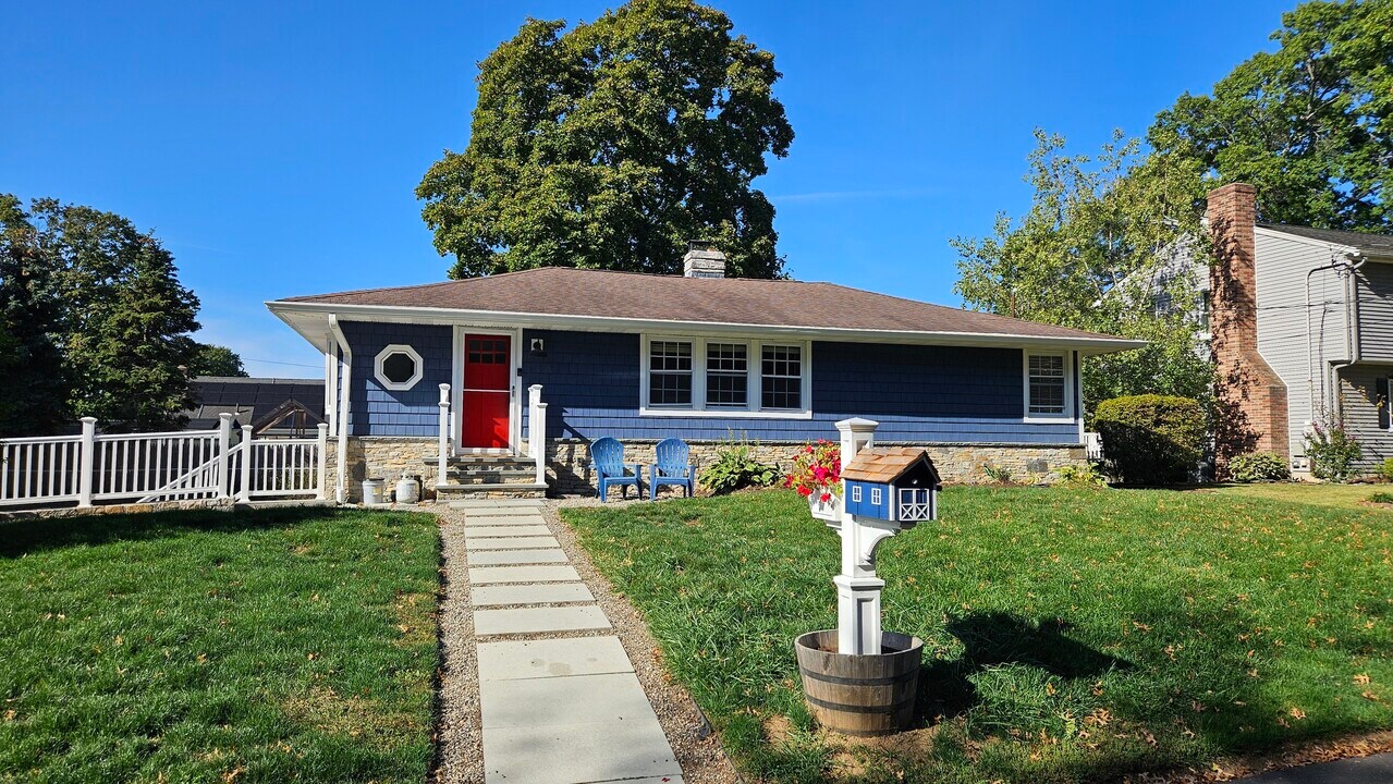 75 Florence Ave in Milford, CT - Building Photo