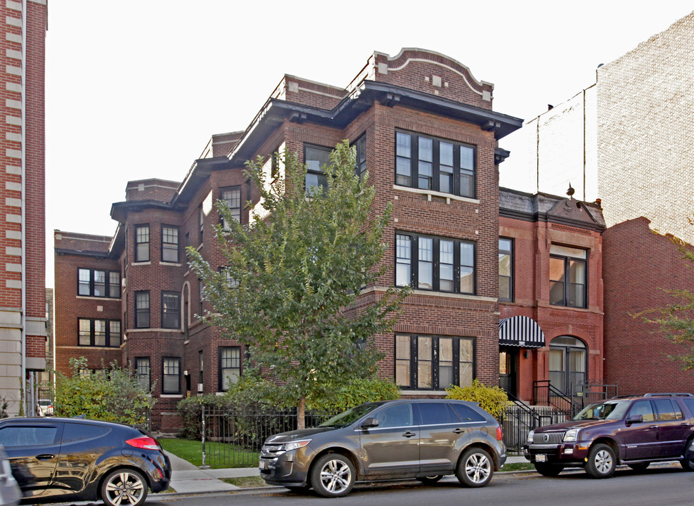 733 W Belmont Ave in Chicago, IL - Building Photo