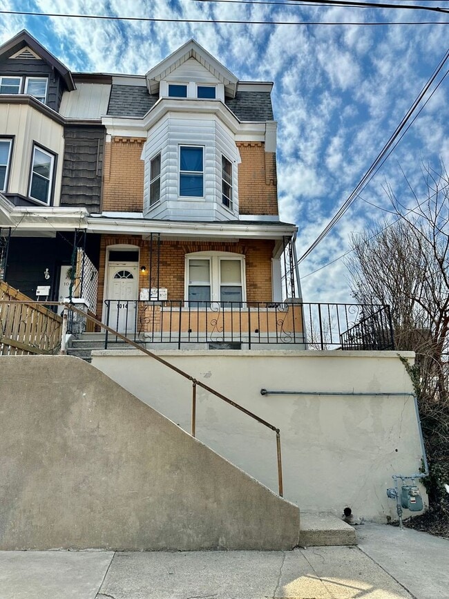 property at 1014 S 6th St