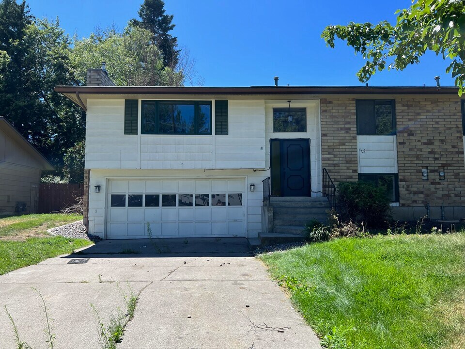9621 N Indian Trail Rd in Spokane, WA - Foto de edificio
