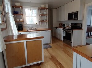 10 Pine Point Rd in Lynn, MA - Building Photo - Building Photo